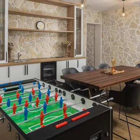 4 Bedroom Beautiful In Holiday home *