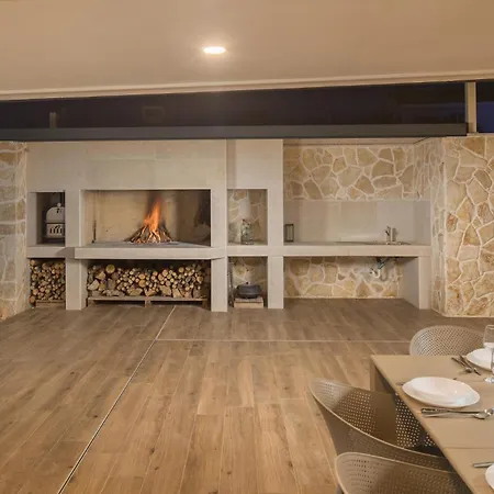 4 Bedroom Beautiful In Holiday home Funtana
